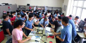 Sala de aula vibrante com alunos em atividade prática.