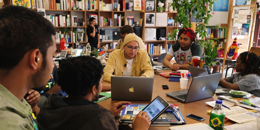 Ambiente de aprendizado online com estudantes e dispositivos digitais.